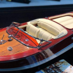 Модел на моторна яхта RIVA...